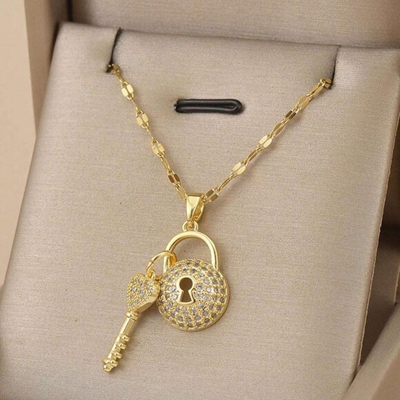 Elegant Gold Lock and Key Pendant Necklace - Picture 1 of 3